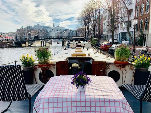 Romantic Houseboat Bed and breakfast *
