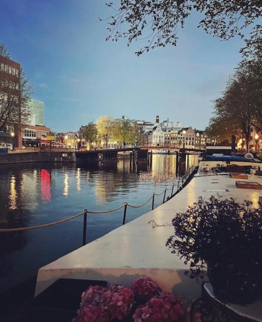 Bed and breakfast Romantic Houseboat